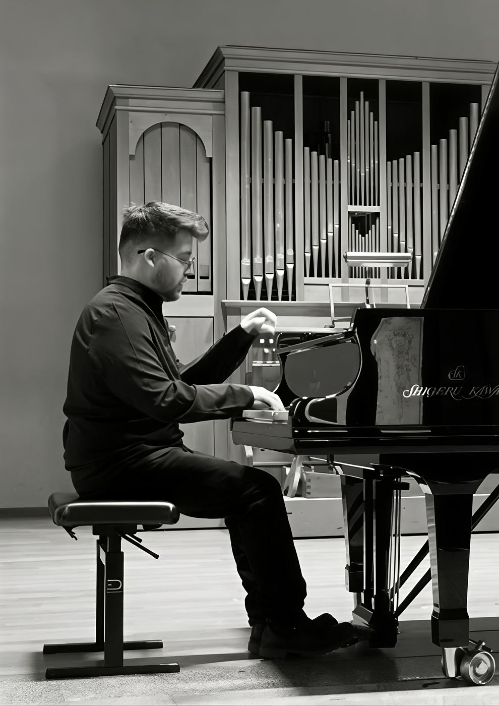Gianmarco Bianchi at a Shigeru Kawai grand piano in front of an organ